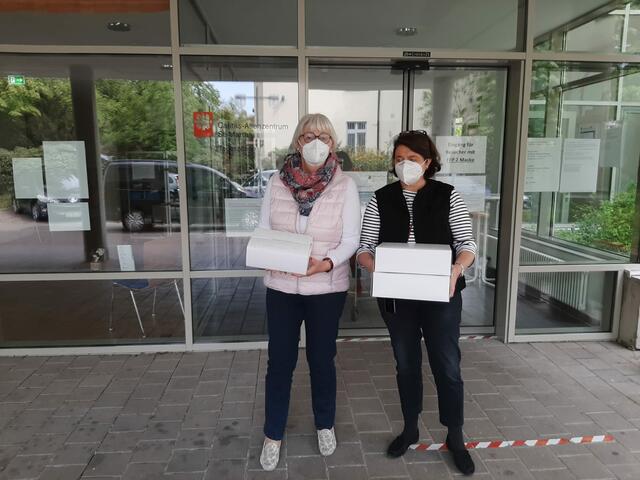 Sigrid Wittemer und Alexandra Gast von Black & Beautiful Speyer beim Verteilen ihrer Kuchenspenden | Foto: Holzhäuser