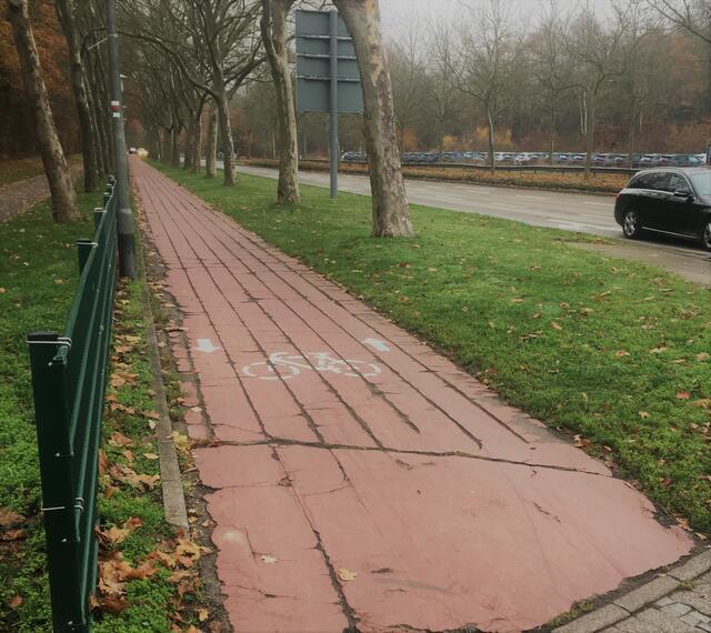 So sah der Radweg entlang der Entersweiler Straße vor der Sanierung aus | Foto: Stadt Kaiserslautern