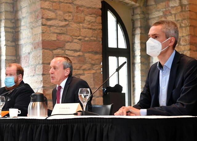 Pressekonferenz im Hambacher Schloss mit dem rheinland-pfälzische Kulturminister Konrad Wolf und dem Historiker Dr. Kristian Buchna.   | Foto: Kai Mehn