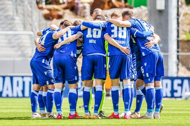 Karlsruher SC gegen Holstein Kiel im Wildparkstadion des KSC: Einschwören des Teams vor dem SPiel | Foto: www.tmc-fotografie.de