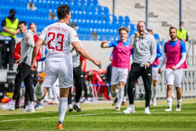 Karlsruher SC gegen Holstein Kiel im Wildparkstadion des KSC: War das der Aufstieg? Torschütze Serra läuft freudig zu seinem Trainer | Foto: www.tmc-fotografie.de