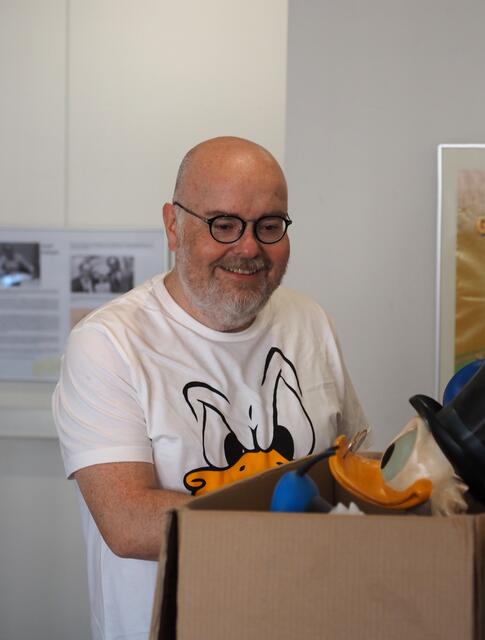 "Onkel Dagobert" schaut ganz genau zu, wie Martin Wacker ihn verpackt: Viele Objekte aus der Privatsammlung des Karlsruher Donald-Duck sind in der Ausstellung des Stadtarchivs im Stadtmuseum Leinfelden-Echterdingen zu sehen.  | Foto: Harald Wacker