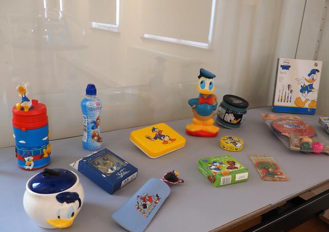 Flaschen, Hefte, Comics, Brillenetuis, Tassen ... Viele Objekte aus der Privatsammlung des Karlsruher Donald-Duck-Sammlers Martin Wacker sind in der Ausstellung des Stadtarchivs im Stadtmuseum Leinfelden-Echterdingen zu sehen.  | Foto: Harald Wacker