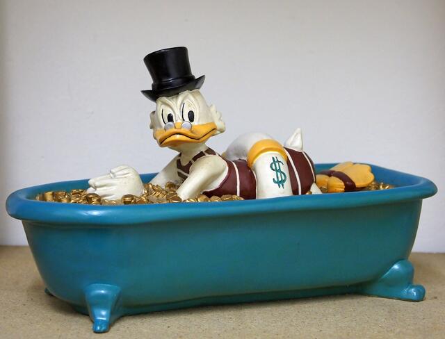 So ein Geldbad kann erfrischend sein! Viele Objekte aus der Privatsammlung des Karlsruher Donald-Duck-Sammlers Martin Wacker sind in der Ausstellung des Stadtarchivs im Stadtmuseum Leinfelden-Echterdingen zu sehen.  | Foto: Harald Wacker
