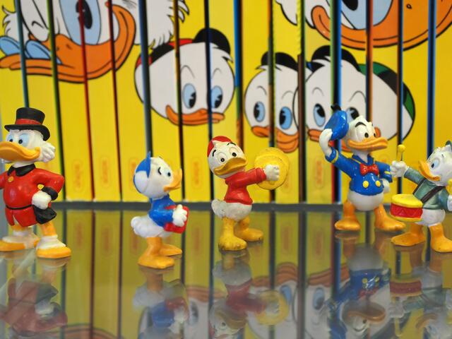 Viele Objekte aus der Privatsammlung des Karlsruher Donald-Duck-Sammlers Martin Wacker sind in der Ausstellung des Stadtarchivs im Stadtmuseum Leinfelden-Echterdingen zu sehen.  | Foto: Harald Wacker