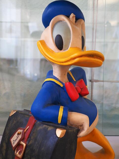 "Na, haben Sie mich schon besucht?" scheint Donald zu fragen! Denn viele Objekte aus der Privatsammlung des Karlsruher Donald-Duck-Sammlers Martin Wacker sind in der Ausstellung des Stadtarchivs im Stadtmuseum Leinfelden-Echterdingen zu sehen.  | Foto: Harald Wacker