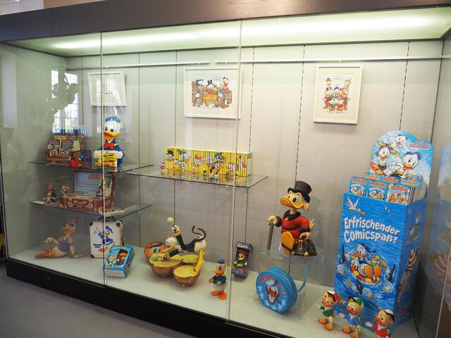 Blick in die Vitrinen. Viele Objekte aus der Privatsammlung des Karlsruher Donald-Duck-Sammlers Martin Wacker sind in der Ausstellung des Stadtarchivs im Stadtmuseum Leinfelden-Echterdingen zu sehen.  | Foto: Harald Wacker