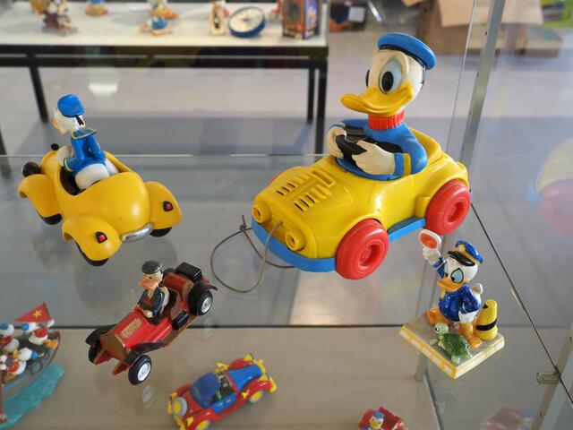 Donald ist auch selber mobil. Viele Objekte aus der Privatsammlung des Karlsruher Donald-Duck-Sammlers Martin Wacker sind in der Ausstellung des Stadtarchivs im Stadtmuseum Leinfelden-Echterdingen zu sehen.  | Foto: Harald Wacker