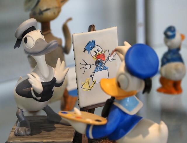 Kreativ am Start: Viele Objekte aus der Privatsammlung des Karlsruher Donald-Duck-Sammlers Martin Wacker sind in der Ausstellung des Stadtarchivs im Stadtmuseum Leinfelden-Echterdingen zu sehen.  | Foto: Harald Wacker