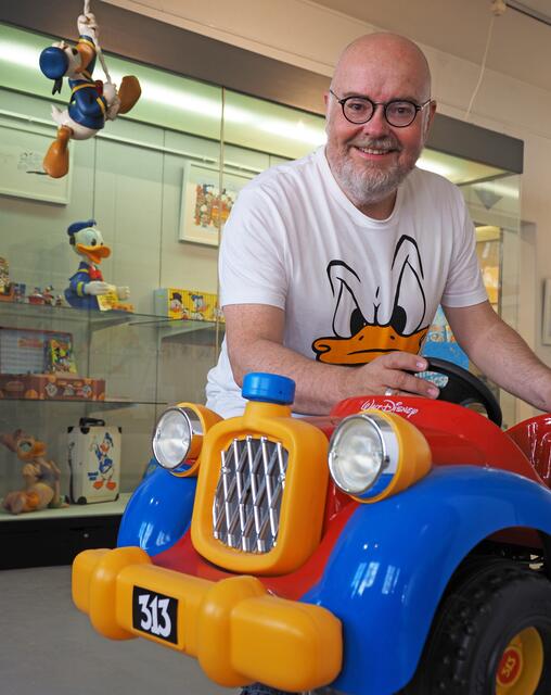 Donald schein einzuschweben - aber sein Auto ist schon in der Ausstellung. Viele Objekte aus der Privatsammlung des Karlsruher Donald-Duck-Sammlers Martin Wacker sind in der Ausstellung des Stadtarchivs im Stadtmuseum Leinfelden-Echterdingen zu sehen.  | Foto: Harald Wacker