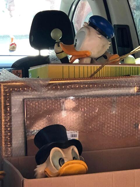 Viele Objekte aus der Privatsammlung des Karlsruher Donald-Duck-Sammlers Martin Wacker sind in der Ausstellung des Stadtarchivs im Stadtmuseum Leinfelden-Echterdingen zu sehen. Hier sind die "Stars der Ausstellung" auf dem Weg zur Ausstellung. | Foto: Harald Wacker