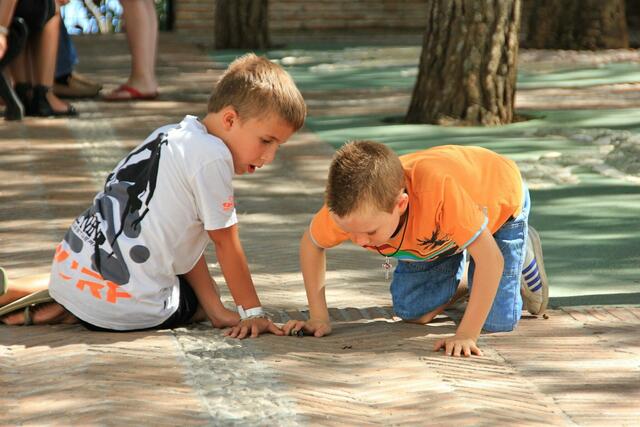 Spielende Kinder. Foto: holzijue/pixabay