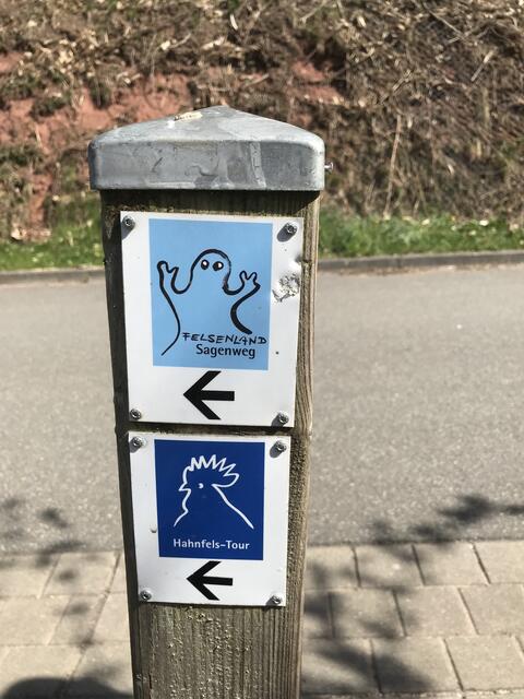 Start der Hahnfels-Tour und des Sagenwegs ist hinter der Kirche | Foto: B. Bender