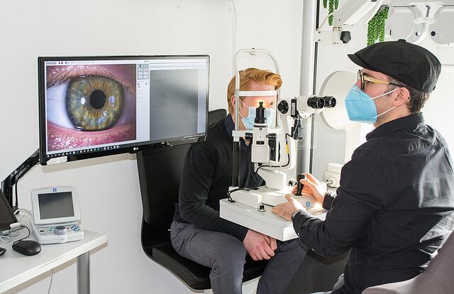 Beim Screening im Messraum kann beispielsweise erkannt werden, ob die Linse getrübt ist
