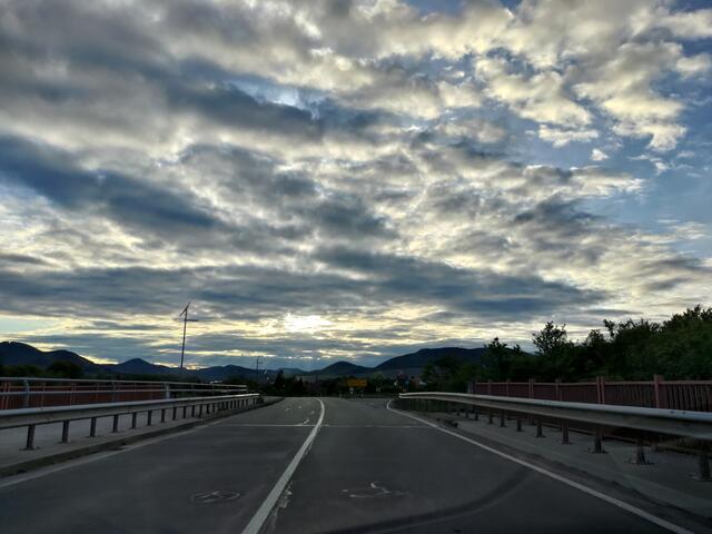 Was für ein Himmel kurz vor der Sperrstunde auf der K13 Richtung Godramstein Abfahrt B10. | Foto: Christian Pittner