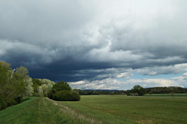 Tiefe dunkle Wolken am 05.05. an der Kollerinsel, Otterstadt | Foto: Brigitte Melder