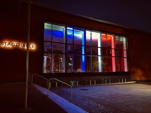 Zu Ehren der Partnerstädte Reichshoffen (F) und Whitworth (GB) erstrahlte die Stadthalle Kandel in der zum Feiertag des 8. Mai 1945 in der Tricolore Frankreichs und den Nationalfarben Großbritanniens blau-weiß-rot. Stadtbürgermeister Michael Niedermeier lies zudem die Flaggen Frankreichs, Großbritanniens und Deutschland vor der Stadthalle und am Rathausplatz hissen als Zeichen der freundschaftlichen Verbundenheit zu unseren Partnerstädten. "Die Partnerschaft in den Pandemiezeiten weiterzuleben ist trotz der Umstände, durch solche Gesten auf allen Seiten selbstverständlich", so Stadtbürgermeister Michael Niedermeier.
 | Foto: Stadt Kandel