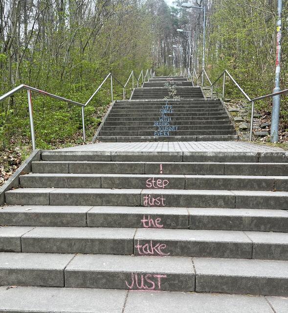 Mehr Motivation, um an den Betzetreppen zu trainieren. Mit Motivationssprüchen haben Jennifer Höning und Kickbox-Profi Patrick Vespaziani die "Trainingstreppe" für Breiten- und Leistungssportler an Hexennacht verschönert. | Foto: Jennifer Höning