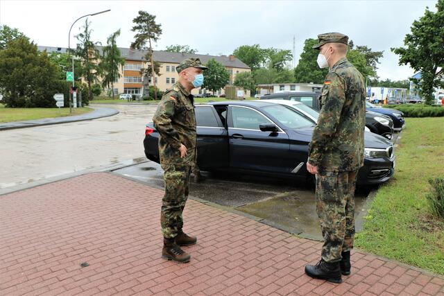 Begrüßung durch den Kommandeur | Foto: Frank Wiedemann