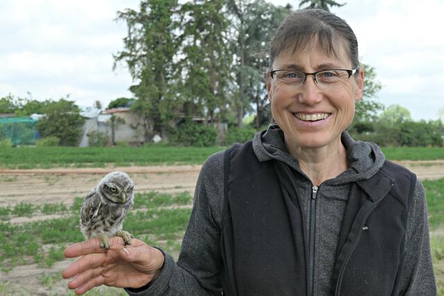 Charlotte Schumann (BUND) mit Steinkauzküken | Foto: Brigitte Melder
