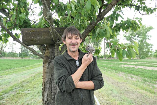 Kurt Przybylowicz mit dem kleinen Kauz | Foto: Brigitte Melder