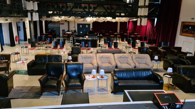 Das zum behaglichen Wohnzimmer umgestaltete Kasino des Kulturzentrums Kammgarn | Foto: Ralf Vester