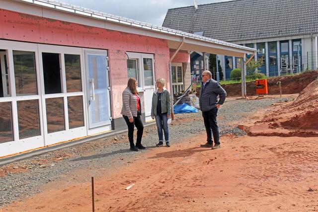 Die künftige Leiterin Bettina Klemm (links) mit den Stadtbeigeordneten Gisela Pfaff und Ludwig Linsmayer. | Foto: Stefan Layes