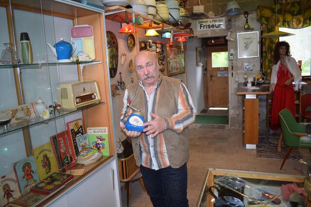 Edmund Schreck kennt jedes seiner Sammlerstücke | Foto: B. Bender