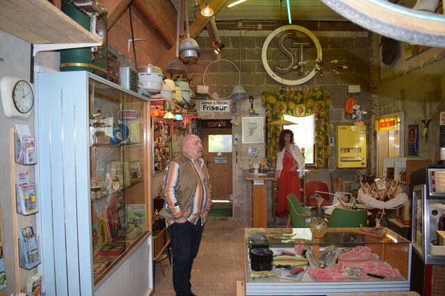 Edmund Schreck führt durch seine Ausstellung | Foto: B. Bender