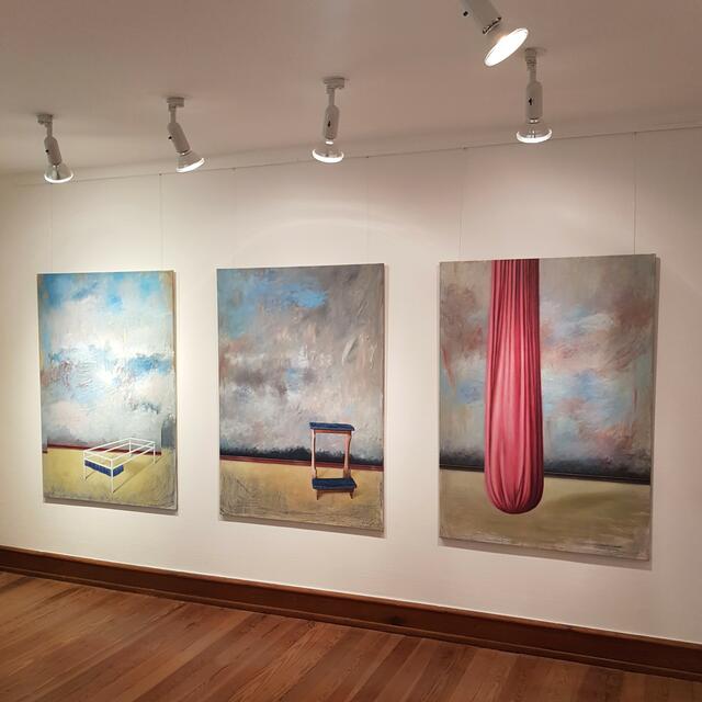 In ihrer aktuellen Ausstellung bereitet Künstlerin Anne Janoschka Alltagsgegenständen eine Bühne. | Foto: Stadt Landau