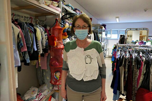 Köbler zeigt hier ganz süße Babybodys | Foto: Brigitte Melder