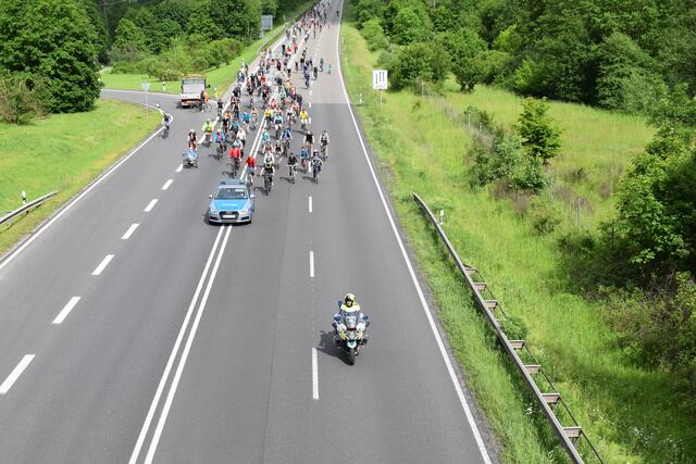Die B10 nur für Radler, wenn auch unter Polizeischutz. | Foto: B.Bender