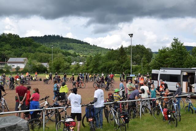 Die Teilnehmerinnen und Teilnhemer sammeln sich im Trifelsstadion zur Abschlusskundgebung. | Foto: B.Bender