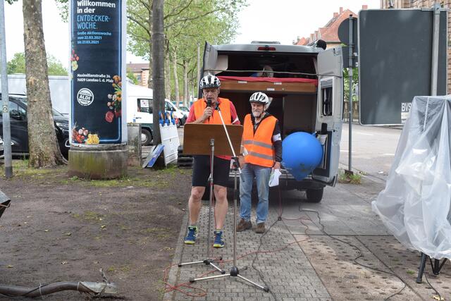 Zum Beginn der Demonstration weist Walter Herzog, einer der Organisatoren auf die Einhaltung der AHA-Regeln hin. | Foto: B.Bender