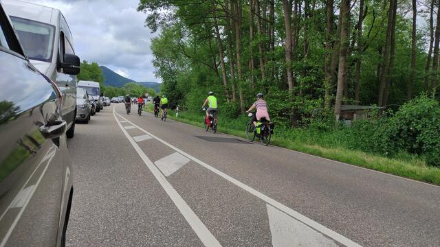 Des einen Freud, des andern Leid: freudig bewegte Radler begegnen verärgerten, weil staugeplagten Autofahrern zwischen Queichhambach und Annweiler. | Foto: B.Bender