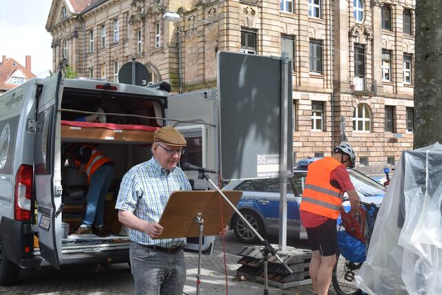 Mit einem "Wir schaffen das!" schickt Ulrich Mohr vom BUND die Radler auf die Strecke. | Foto: B.Bender