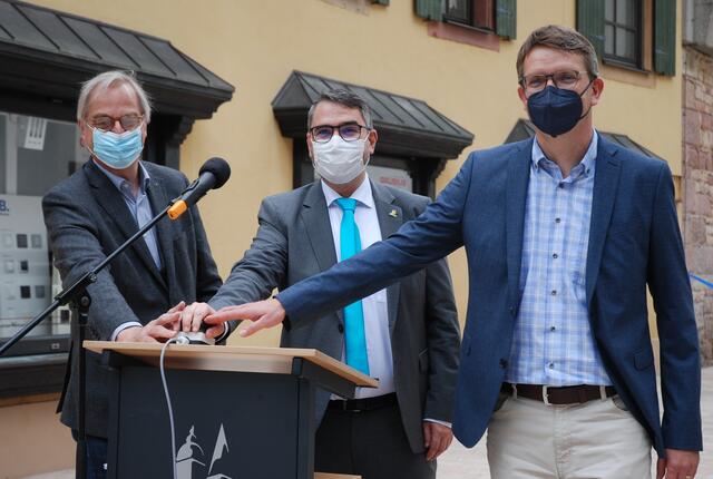 "Wasser Marsch" per Knopfdruck, ausgeführt von Frank Sobirey (Bürgerstiftung), OB Marc Weigel und Baudezernent Bernhard Adams. | Foto: Markus Pacher