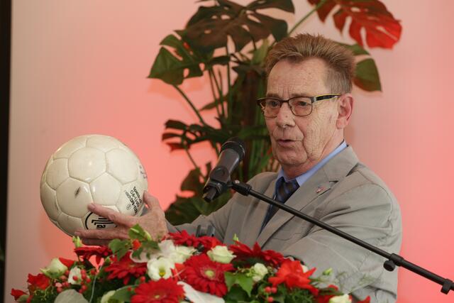 Norbert Thines 2015 bei der Feier zu seinem 75. Geburtstag auf dem Betzenberg  | Foto: Jens Vollmer