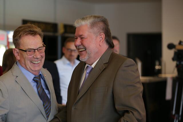 Norbert Thines 2015 bei der Feier zu seinem 75. Geburtstag auf dem Betzenberg zusammen mit dem ehemaligen Ministerpräsidenten Kurt Beck | Foto: Jens Vollmer