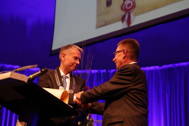 Oberbürgermeister Dr. Klaus Weichel bei der Übergabe der Ehrenbürgerurkunde an Norbert Thines im Jahr 2016 | Foto: Jens Vollmer