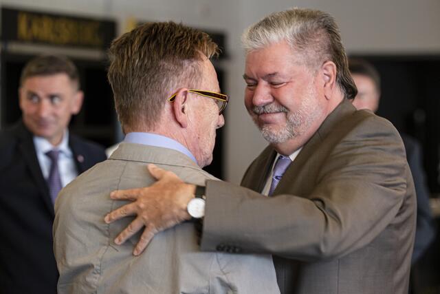 Norbert Thines 2015 bei der Feier zu seinem 75. Geburtstag auf dem Betzenberg mit Gratulant Kurt Beck | Foto: Jens Vollmer
