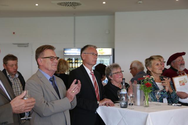 Norbert Thines 2015 bei der Feier zu seinem 75. Geburtstag auf dem Betzenberg zusammen mit Oberbürgermeister Klaus Weichel und Ehefrau Trixie | Foto: Jens Vollmer