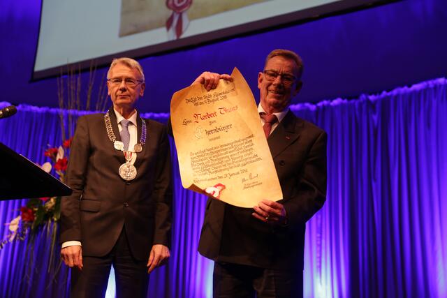 Oberbürgermeister Dr. Klaus Weichel bei der Übergabe der Ehrenbürgerurkunde an Norbert Thines im Jahr 2016 | Foto: Jens Vollmer