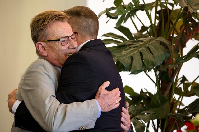 Norbert Thines 2015 bei der Feier zu seinem 75. Geburtstag auf dem Betzenberg mit Gratulant Stefan Kuntz | Foto: Jens Vollmer