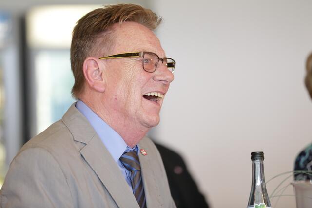 Viel Spaß hatte Norbert Thines 2015 bei der Feier zu seinem 75. Geburtstag auf dem Betzenberg  | Foto: Jens Vollmer