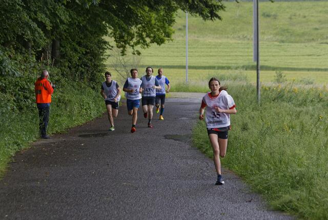 Die 14 Jährige Athletin aus Steinwenden vor ihren Verfolgern
