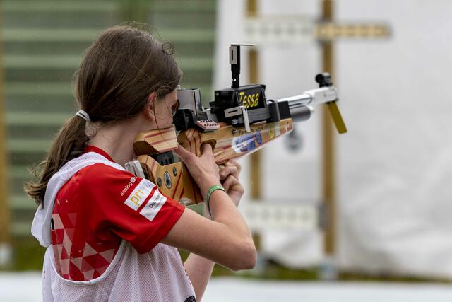 Tessa mit sicheren Abläufen am Schießstand

