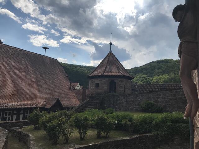 Im Innenhof der Kirche findet alle zwei Jahre die Krönung des Dornröschens statt | Foto: B. Bender