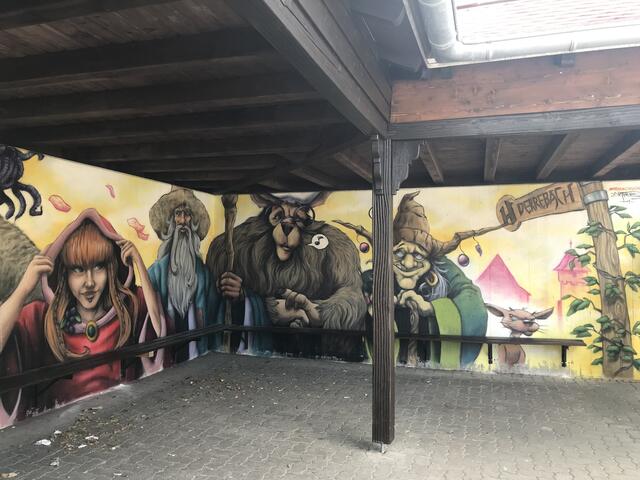 Der Dörrenbacher Künstler Frank Cmuchal hat im „Wartehäuschen“ der Buslinie 543 eine gemalte Märchenlandschaft geschaffen | Foto: B. Bender