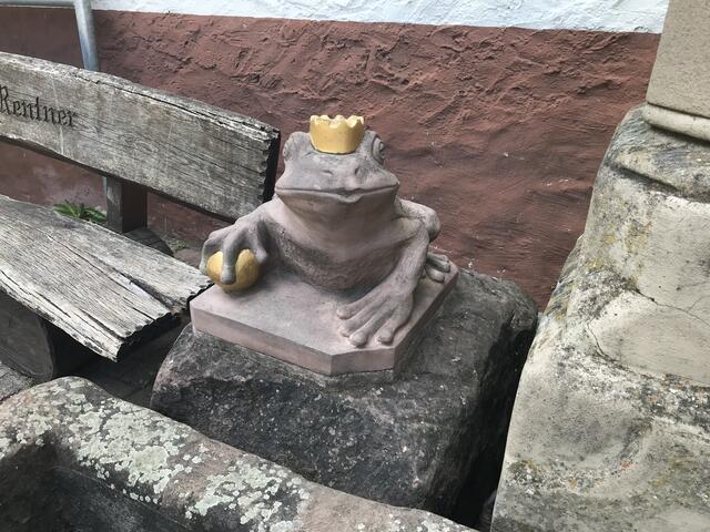 Der Froschkönig steht am Ortseingang beim Wanderparkplatz  | Foto: B. Bender